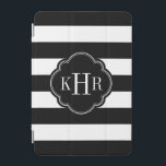 Protection iPad Mini Monogramme à rayures larges noires et blanches<br><div class="desc">Le design coque ipad chic et moderne comprend un motif à rayures horizontales préppy nautique personnalisé avec vos initiales monogrammes ou nom dans un cadre de quatrefoil. Cliquez sur Customiser pour changer la police et les couleurs du monogramme pour créer votre propre design unique d'un genre unique!</div>