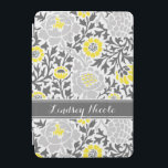 Protection iPad Mini Monogramme jaune et gris rétro floral Damas<br><div class="desc">Elégant modèle de damas floral rétro girly avec un nom personnalisé monogramme dans un cadre ruban. Cliquez sur Customiser pour changer la police et les couleurs du monogramme pour créer votre propre design unique d'un genre unique!</div>