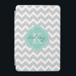 Protection iPad Mini Monogramme personnalisé Gris et Aqua Chevron<br><div class="desc">Coque ipad chic chic mignon dispose d'un motif chevron preppy zigzag personnalisé avec votre nom monogramme et initial dans un cadre de quatrefoil girly. Cliquez sur Customiser pour modifier les polices de texte et les couleurs pour créer votre propre design unique.</div>