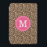 Protection iPad Mini Monogramme rose et Empreinte de léopard personnali<br><div class="desc">Le coque ipad chic preppy dispose d'un motif poster de animal léopard moderne,  personnalisé avec votre nom personnalisé monogramme dans un cadre en cercle pointillé. Cliquez sur Customiser pour modifier les polices et les couleurs monogrammes afin de créer votre propre modèle. Parfait pour un cadeau personnalisé unique !</div>