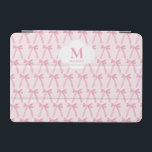 Protection iPad Mini Monogrammed Pink Coquette bow motif personnalisé<br><div class="desc">Personnalisé ce Monogrammed Pink Coquette Bow Ribbon Motif capot ipad personnalisé! Doté d'un design élégant à l'arc et au ruban motif avec votre monogramme et votre nom personnalisés, ce couvre-comprimé est parfait pour la femme élégante et férue de technologie. Un accessoire à la mode et fonctionnel, c’est un cadeau idéal...</div>