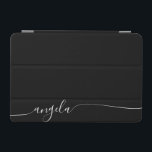 Protection iPad Mini Noir et blanc Elegant Glam Signature Style Nom<br><div class="desc">Design moderne minimaliste noir et blanc couleur signature style de nom sur une manche d'ordinateur portable. Créez votre propre design en choisissant vos couleurs préférées. Le texte de style contemporain et élégant comprend une belle police de calligraphie blanche élégante avec des queues décoratives séduisantes. Vous pouvez déplacer la conception de...</div>