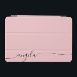 Protection iPad Mini Pale Rose Elegant Glam Signature Style Nom<br><div class="desc">Design moderne minimaliste de crème de fraise rose pâle et de couleur noire signature de style de nom sur une manche d'ordinateur portable. Créez votre propre design en choisissant vos couleurs préférées. Le texte élégant et contemporain comprend une belle police calligraphique élégante avec des queues décoratives séduisantes. Vous pouvez déplacer...</div>