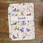Protection iPad Mini Papillon Floral Modèle rose Personnalisé<br><div class="desc">Un joli design floral aquarelle de fleurs sauvages et papillons dans les tons violets,  roses et plus,  sur un arrière - plan rose doux,  personnalisé avec votre nom.</div>