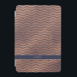Protection iPad Mini Rose de cuivre or huile Chevron Marine bleu Monogr<br><div class="desc">Chic Cuivre Rose Gold Foil Chevron Navy Blue Monogram couverture avec élégant arrière - plan bleu foncé et espace pour votre nom ou autre texte personnalisé. Facile à customiser avec du texte, des polices et des couleurs. Créé par le designer pro Zazzle BK Thompson © exclusivement pour Cedar et String;...</div>