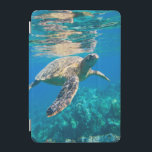 Protection iPad Mini Tortue de mer<br><div class="desc">Photo sous-marine d'une tortue de mer nageant dans une eau cristalline juste en dessous de la surface.</div>