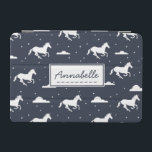 Protection iPad Mini Unicorn Midnight Sky Motif personnalisé<br><div class="desc">Unicornes,  étoiles et nuages bouffants dans un ciel onirique de minuit sur une couverture personnalisée fantaisiste.</div>