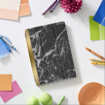 Protection iPad Pro Accentuation d'or en marbre noir Faux<br><div class="desc">Texture cool en faux marbre noir et gris avec accent or.</div>