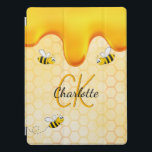 Protection iPad Pro Bumble abeilles miel nid d'abeille goutte de miel<br><div class="desc">Arrière - plan jaune,  blanc avec un motif abeille et joyeux bourdons souriants abeilles. Décoré avec du miel doré doux qui dégouline. Personnalisez et ajoutez votre nom et vos initiales monographiques,  en lettres dorées et noires. Le nom est écrit avec un script de style écrit à la main.</div>