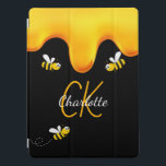 Protection iPad Pro Bumble abeilles miel noir goutte monogramme<br><div class="desc">Un arrière - plan noir élégant et de jolies bourdons souriants. Décoré avec du miel doré doux qui dégouline. Personnalisez et ajoutez votre nom et vos initiales monographiques,  en lettres dorées et blanches. Le nom est écrit avec un script de style écrit à la main.</div>