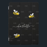 Protection iPad Pro Cover Black happy bumble abeilles été fun humour monogra<br><div class="desc">Décoré avec des bees jolies, souriantes, jaunes et noires. Un arrière - plan noir chic. Personnalisez et ajoutez un nom et votre monogramme, initiales. Le monogramme en gris comme motif dans l'arrière - plan. Le nom est écrit en blanc avec un script de style moderne écrit à la main avec...</div>