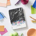 Protection iPad Pro Cover Bouquet Faux Noirs Marbre Fleurs colorées<br><div class="desc">Design élégant et moderne avec un faux marbre noir et gris accentué avec des aquarelles colorées bouquet de fleurs. Arrière - plan changeable blanc et monogramme personnalisable.</div>