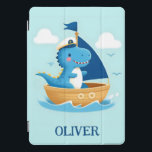 Protection iPad Pro Cover Capitaine de bateau mûre Blue Dino<br><div class="desc">Bateau à voile personnalisé Capitaine Dino - une charmante couverture iPad où un dinosaure bleu mignon prend en charge une délicieuse petite aventure en voilier. Faites rêver votre enfant grâce à ce design à thème nautique.</div>