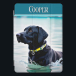 Protection iPad Pro Cover Chien du laboratoire noir dans l'eau<br><div class="desc">Ce design de couverture iPad présente une belle représentation graphique d'un chien noir du Labrador dans l'eau. Fait un grand cadeau pour le propriétaire ou l'amoureux des chiens du laboratoire. Personnalisez-le avec votre nom de famille. Grand cadeau ! Créé par Simply Farmhouse Press.</div>
