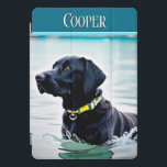 Protection iPad Pro Cover Chien du laboratoire noir dans l'eau<br><div class="desc">Ce design de couverture iPad présente une belle représentation graphique d'un chien noir du Labrador dans l'eau. Fait un grand cadeau pour le propriétaire ou l'amoureux des chiens du laboratoire. Personnalisez-le avec votre nom de famille. Grand cadeau ! Créé par Simply Farmhouse Press.</div>