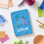 Protection iPad Pro Cover Dinosaure bleu Stegosaurus nom personnalisé<br><div class="desc">Protégez votre appareil contre les accidents de dino, avec cette couverture coque enfant. Stégosaurus, arbres et empreintes graphiques originaux dans les tons bleus. Personnaliser avec votre propre nom, lit actuellement Lochlan. Parfait pour les paléontologues dinosaures en herbe et les amateurs de dinosaures. Dessin et dessin exclusif de dinosaures par Sarah...</div>
