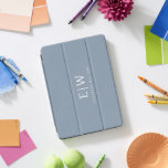 Protection iPad Pro Cover Dusty Blue minimaliste moderne Monogramme élégant<br><div class="desc">Découvrez notre Dusty Blue Minimalist Modern Monogram Elegant Collection : Elevez votre style avec une sophistication sobre et un charme intemporel. Notre collection présente des motifs minimalistes dans une teinte bleu roux apaisante, rehaussée d'élégants monogrammes adaptés à votre goût personnel. De la papeterie raffinée aux accessoires polyvalents, chaque pièce de...</div>