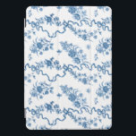 Protection iPad Pro Cover Élégant Roses et rubans bleus gravés Vintages<br><div class="desc">Elégant et romantique bleu gravé roses vintages,  fleurs,  vignes,  feuilles et papillons avec des rubans et arcs entrelacés sur un arrière - plan blanc.</div>