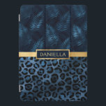 Protection iPad Pro Cover Empreinte de léopard bleu Shimmer Nom floral tropi<br><div class="desc">L'Empreinte de léopard bleu Shimmer Tropical Floral Name iPad Cover présente un élégant motif empreinte de léopard bleu et noir brillant et un motif floral tropical avec votre nom personnalisé au centre sur une bande d'or. Personnalisez en modifiant le texte dans les zones de texte. Conçu pour vous par ©Evco...</div>