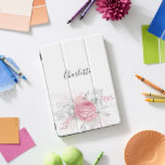 Protection iPad Pro Cover Feuillage rose floral argenté nom blanc élégant<br><div class="desc">Un arrière - plan blanc chic avec des fleurs roses et du feuillage argenté. Personnalisez et ajoutez votre nom. Le nom est écrit avec un script de style moderne écrit à la main.</div>