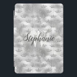 Protection iPad Pro Cover Glam Silver Parties scintillant  Couronne Motif Mo<br><div class="desc">Ajoutez une touche de glamour à ce design chic,  avec un motif de couronne en faux parties scintillant sur un arrière - plan en faux feuille d'argent. Personnalisez-le avec votre initiale en police serif blanche et votre nom dans le script moderne de calligraphie gris charbon.</div>