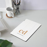 Protection iPad Pro Cover Initiales en or blanc monogramme élégant moderne<br><div class="desc">Un arrière - plan blanc élégant,  du texte doré et noir. Personnalisez et ajoutez vos initiales monographiques et un nom. Pour lui et elle. Minimaliste et moderne !</div>