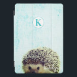 Protection iPad Pro Cover Joli Aqua Peek-a-Boo Baby Hérisson Monogramme<br><div class="desc">Cute Aqua Peek-a-Boo Baby Hedgehog Monogramme Design. Avec un adorable petit hérisson regardant vers le haut pour dire bonjour ! Fait un cadeau amusant et adorable pour les enfants, les Ados et les adultes, pour Noël d'anniversaire et plus. Personnalisé avec votre lettre initiale et votre nom ! Étui téléphonique monogramme...</div>