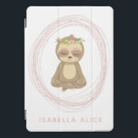 Protection iPad Pro Cover Jote Sloth Rose Zen Yoga Lotus Art Personnalisé<br><div class="desc">Une jolie illustration artistique d'une paresse paisible en position de lotus de yoga,  personnalisée avec votre nom.</div>