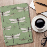Protection iPad Pro Cover Les libellules vintages sur le Monogramme vert Sag<br><div class="desc">Immergez-vous dans le charme de la nature avec cette couverture iPad en libellule vintage,  conçue de manière complexe,  qui capte l'essence de la grâce et de l'élégance. Les détails délicats et la palette de couleurs feutrées apportent une touche de sophistication,  ce qui fait de votre iPad un style unique.</div>