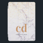 Protection iPad Pro Cover Marbre blanc or monogramme initiales moderne<br><div class="desc">Un élégant arrière - plan en pierre de marbre blanc et gris avec des confettis dorés. Texte en or et noir. Personnalisez et ajoutez vos initiales monographiques et un nom. Pour lui et elle. Minimaliste et moderne !</div>
