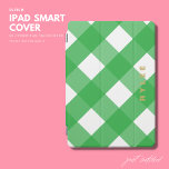 Protection iPad Pro Cover Moderne simple tendance vert En vichy Monogramme<br><div class="desc">La couverture iPad Smart avec un motif vert vif et un monogramme simple couleur or est l'accessoire parfait pour tout individu féru de technologie. Le design en vichy dynamique ajoute une touche de couleur et de personnalité à votre iPad, tandis que le capot intelligent élégant protège votre appareil des rayures...</div>