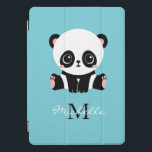 Protection iPad Pro Cover Monogram Cute Panda Personnalisé Bubble Gum Bleu<br><div class="desc">Un mignon ours de panda assis par terre sur un arrière - plan bleu gomme à bulles. Personnalisez avec votre monogramme et nom ou supprimez du texte dans les zones de texte sans nom.</div>