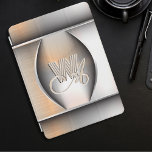 Protection iPad Pro Cover monogramme en acier brossé brillant<br><div class="desc">Cette belle coque ipad est décorée d'une imitation d'acier brossé très réaliste avec des ombres et des reflets. Au milieu, comme une ouverture de coeur, le métal s'ouvre pour révéler votre monogramme, écrit avec de belles lettres en script et sans serif fonts, élégamment entrelacé et dont les ombres et les...</div>
