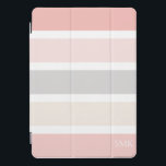 Protection iPad Pro Cover Monogramme moderne rose gris et crème larges rayur<br><div class="desc">Moderne et minimaliste rose gris et crème larges bandes Monogram iPad couvert dans des tons doux de rose pâle, vanille d'amande crémeuse, et gris colombe. Créé par le designer pro Zazzle BK Thompson © exclusivement pour Cedar et String; veuillez nous contacter si vous avez besoin d'aide, avez des questions, ou...</div>