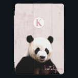 Protection iPad Pro Cover Monographie de la photo Panda Peek-a-Boo rose mign<br><div class="desc">Joli Peek-a-Boo Panda Panda rose Conception de la monographie. Avec une adorable Panda Bear qui regarde pour dire bonjour ! Fait un cadeau amusant et adorable pour les enfants, les Ados et les adultes, pour Noël d'anniversaire et plus. Personnalisé avec votre lettre initiale et votre nom ! Couverture de l'ipad...</div>