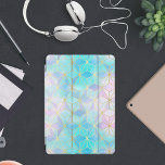 Protection iPad Pro Cover Motif géométrique en verre Iridescente<br><div class="desc">Les formes géométriques des cubes sont superposées en motif et colorées dans des tons alternés de bleu pastel,  rose et violet qui lui donnent un aspect de verre irisé. Les formes sont dessinées dans une parties scintillant en faux or.</div>