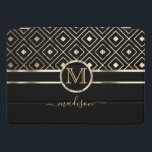 Protection iPad Pro Cover Noir et or dans un Motif géométrique<br><div class="desc">coque ipad / Couverture prêt pour vous à personnaliser avec votre monogramme et votre nom. ⭐ Ce Produit est 100% Personnalisable. Les graphiques et le texte peuvent être supprimés, déplacés, redimensionnés, changés autour, tournés, etc... ⭐ 99% de mes designs dans mon magasin sont faits en couches. Cela vous permet de...</div>