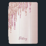 Protection iPad Pro Cover Nom des gouttes de parties scintillant en or rose<br><div class="desc">Un coque ipad élégant,  féminin et glamour. Faux rose or et parties scintillant rose goutte à goutte,  goutte de peinture. Chic rose or ombre faux métallique look arrière - plan. Insérez votre nom,  écrit avec un script de style moderne écrit à la main. Lettres de couleur or rose foncé.</div>