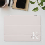 Protection iPad Pro Cover Nom du monogramme personnalisé rose moderne<br><div class="desc">Couverture iPad personnalisée avec un monogramme de script manuel moderne avec initiale et nom personnalisés.</div>