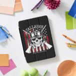 Protection iPad Pro Cover NOM personnalisé Soldat Crâne Double Armes USA Dra<br><div class="desc">NOM PERSONNALISÉ Crâne militaire avec armes à feu croisées USA American Flag design - Customisez avec votre nom ou votre texte personnalisé.</div>