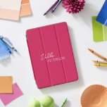 Protection iPad Pro Cover Nom simple élégant Moderne<br><div class="desc">Housse iPad magenta / fuschia rose moderne avec un design simple et minimal personnalisé avec votre nom dans un script élégant et une police sans serif contemporaine.</div>