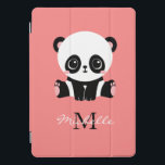 Protection iPad Pro Cover Panda à assise mignonne Monogramme personnalisée<br><div class="desc">Un mignon ours de panda assis par terre sur un arrière - plan saumon. Personnalisez avec votre monogramme et nom ou supprimez du texte dans les zones de texte sans nom.</div>
