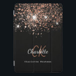 Protection iPad Pro Cover Parties scintillant en or rose noir monogramme nom<br><div class="desc">Un arrière - plan noir chic décoré de parties scintillant rose dorée tombe. Personnalisez et ajoutez votre prénom,  vos initiales monographiques et votre nom complet. Rose or et blanc. Le prénom est écrit avec un script de style moderne écrit à la main.</div>