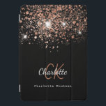 Protection iPad Pro Cover Parties scintillant en or rose noir monogramme nom<br><div class="desc">Un arrière - plan noir chic décoré de parties scintillant rose dorée tombe. Personnalisez et ajoutez votre prénom,  vos initiales monographiques et votre nom complet. Rose or et blanc. Le prénom est écrit avec un script de style moderne écrit à la main.</div>