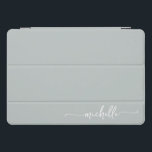 Protection iPad Pro Cover Petit Sage Simple Vert Monogramme Nom Script<br><div class="desc">Girly Sage Green Minimalist Simple Monogramme Nom Signature Script Personnalisé Couverture iPad Personnalisée. Ce design avec votre prénom dans une jolie typographie de police de caractères en queue d'écharpe (ou calligraphie) à la main sur arrière - plan vert sauge ou vert poussiéreux. Si facile à customiser. Grand cadeau féminin élégant...</div>