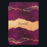 Protection iPad Pro Cover Porte en or violet de Bourgogne marbre rose or nom<br><div class="desc">Une agate bordeaux,  violet et faux or,  gravure en marbre en arrière - plan Personnalisez et ajoutez votre nom. Le nom est écrit avec un script de style moderne écrit à la main.</div>