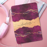 Protection iPad Pro Cover Porte en or violet de Bourgogne marbre rose or nom<br><div class="desc">Une agate bordeaux, violet et faux or, gravure en marbre en arrière - plan Personnalisez et ajoutez votre nom. Le nom est écrit avec un script de style moderne écrit à la main avec des swashes. Pour que les swashes ne suppriment que le nom de l'échantillon, laissez les espaces ou...</div>