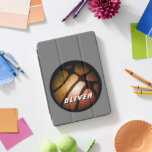 Protection iPad Pro Cover Sports de basket-ball en métal noir orange<br><div class="desc">Manche portable Metallic Black Orange Basketball Ball Sports. Ajoutez votre nom ou effacez-le.</div>