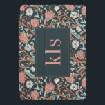 Protection iPad Pro Cover Vintage Pavot noir William Morris Monogramme<br><div class="desc">Ce design simple mais élégant présente une motif de tapisserie rose et aqua d'inspiration William Morris,  sombre et élégante. Protégez votre tablette dans le style. Ajoutez un nom pour le personnaliser. Fait un grand cadeau de Noël ou de fête des mères. Créé par Simply Farmhouse Press.</div>