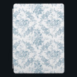 Protection iPad Pro Elégante toile florale blanche et bleue gravée<br><div class="desc">Elégant motif de toile florale bleu poussiéreux d'inspiration vintage avec roses,  vignes et parchemins sur un arrière - plan blanc. Un motif sans couture peut être mis à niveau vers le haut ou vers le bas.</div>
